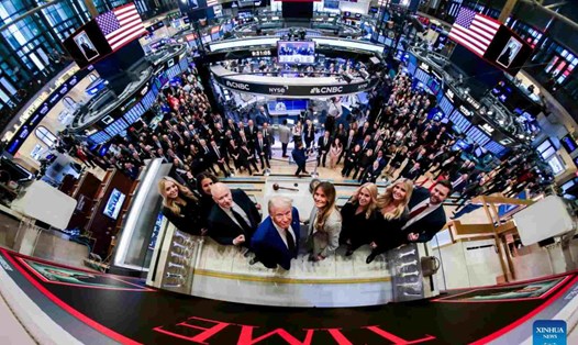 Ông Donald Trump rung chuông khai mạc phiên giao dịch tại Sàn giao dịch chứng khoán New York (Mỹ) ngày 12.12.2024. Ảnh: Xinhua