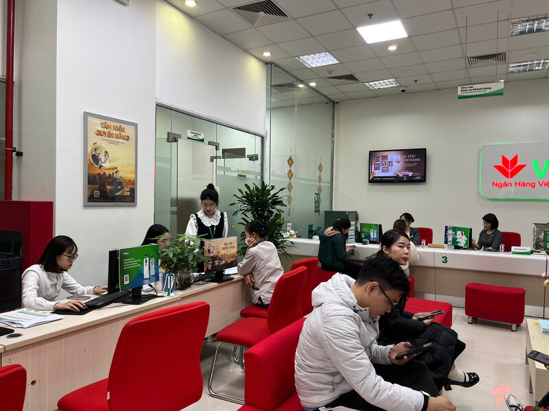 According to the regulations of the State Bank of Vietnam (SBV), from January 1, 2025, customers who have not updated their biometrics will have their online payment transactions stopped. Photo: Huyen Mai