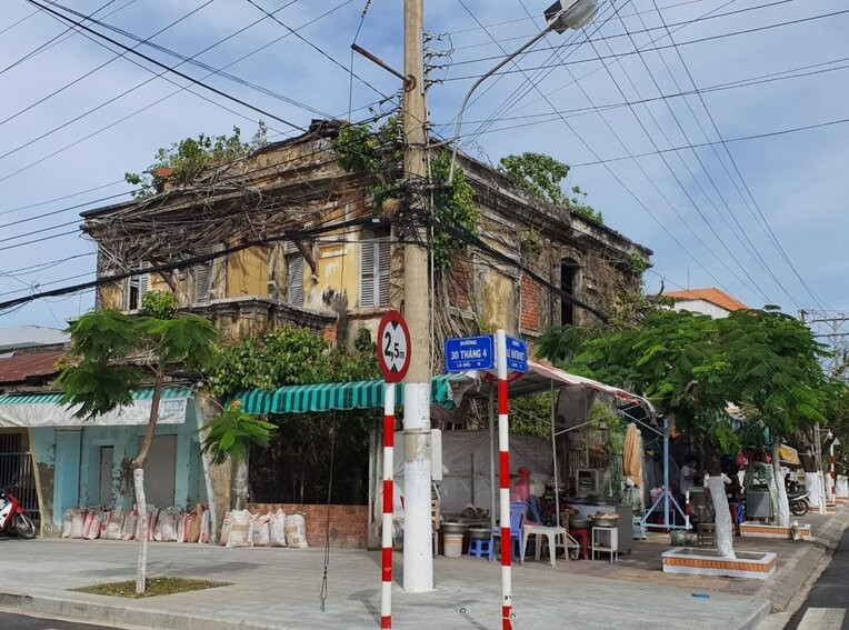 The ancient villa is a provincial cultural relic located in the center of Bac Lieu city before being demolished. Photo: Nhat Ho