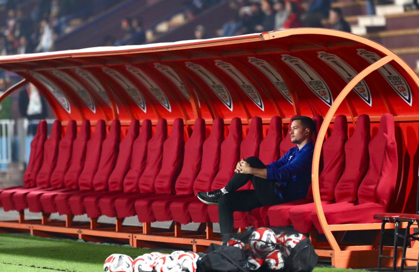 Nguyen Filip ponders on the bench before the second leg of the semi-final between Vietnam and Singapore. Photo: Huu Pham