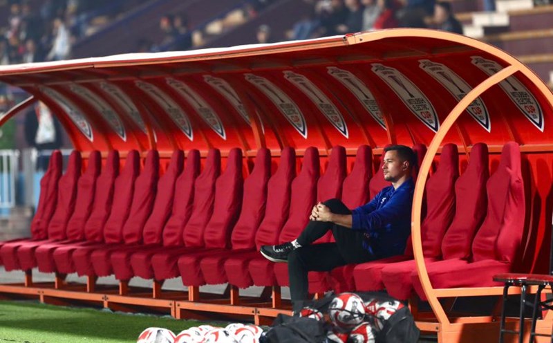 Nguyen Filip ponders on the bench before the second leg of the semi-final between Vietnam and Singapore. Photo: Huu Pham