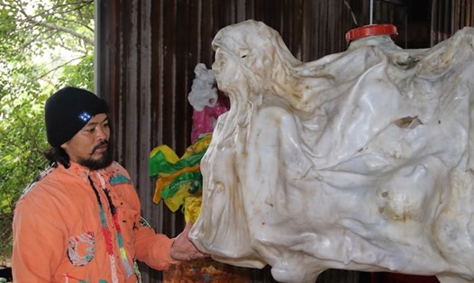 Họa sĩ Nguyễn Quốc Dân cùng những tác phẩm nghệ thuật tại Hội An. Ảnh: Nguyễn Linh