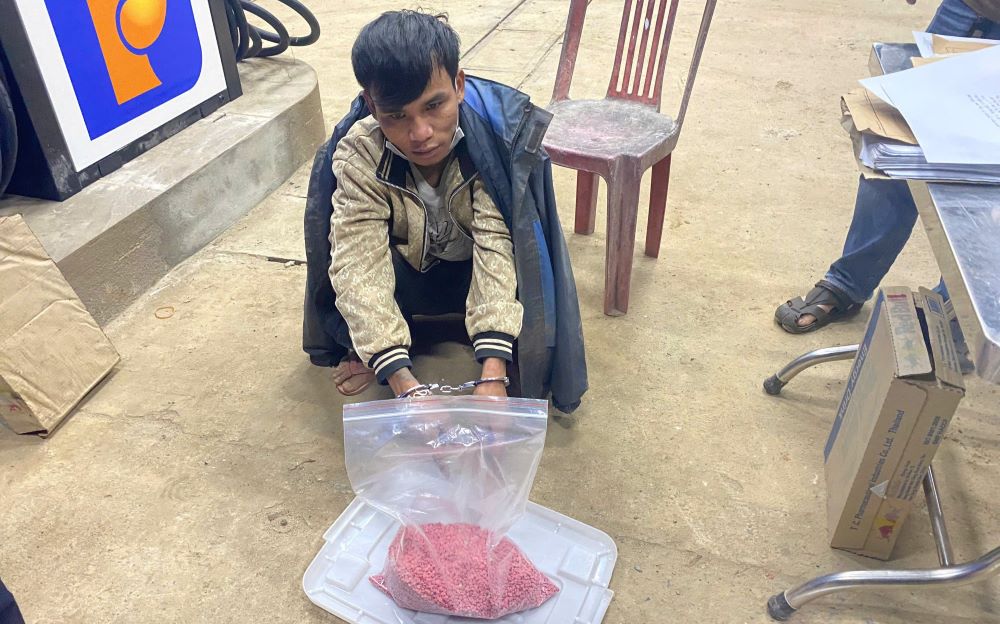 Young man arrested with drug evidence. Photo: Dakrong Police.