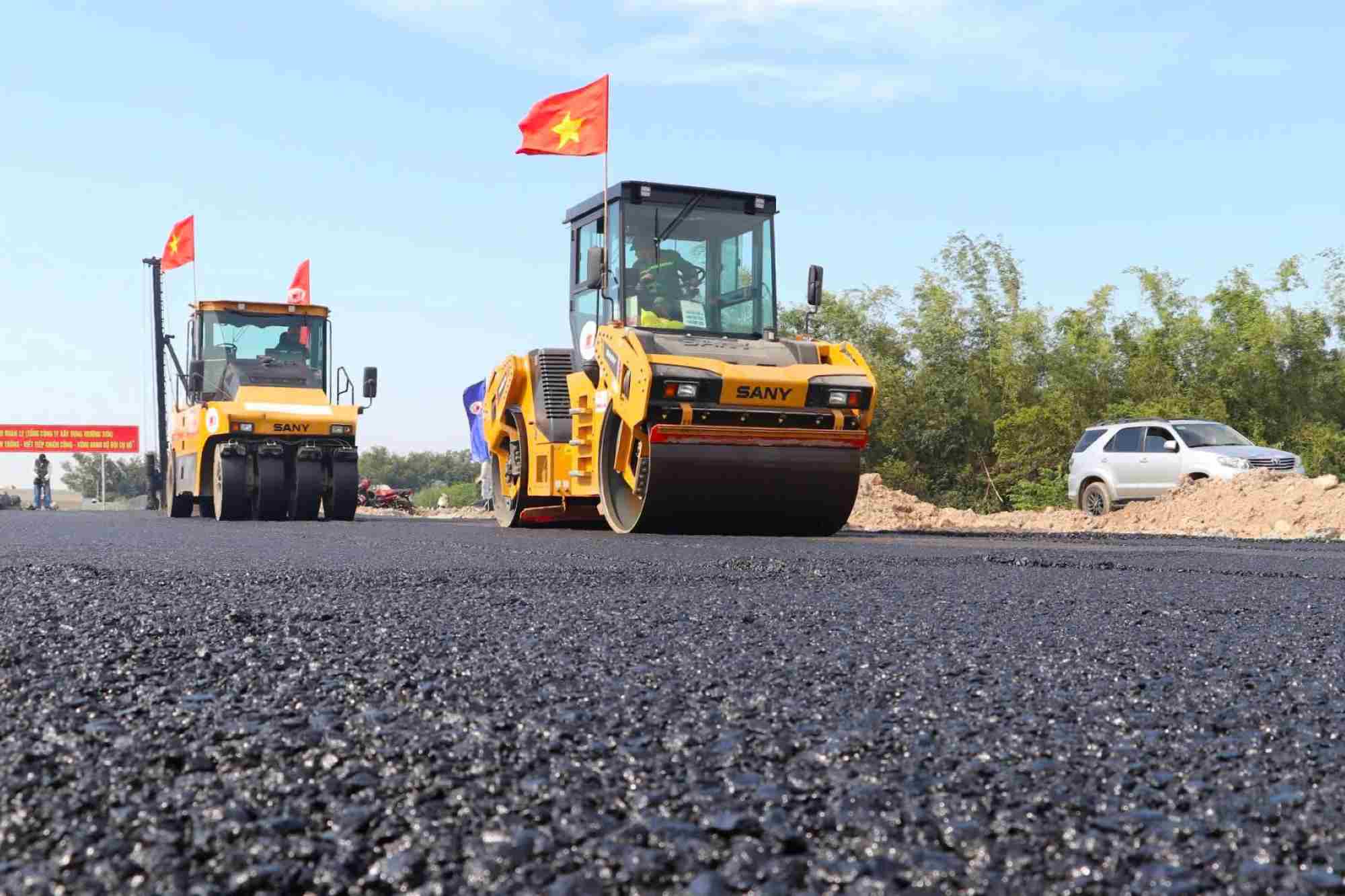 Can Tho - Ca Mau Expressway has its first meters paved. Photo: Ta Quang