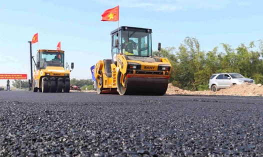 Cao tốc Cần Thơ - Cà Mau thảm nhựa những mét đầu tiên.    Ảnh: Tạ Quang