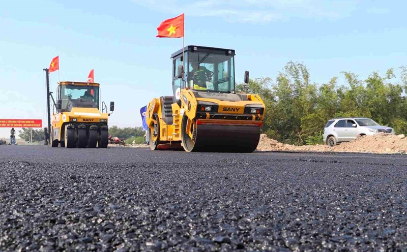 Can Tho - Ca Mau Expressway has its first meters paved. Photo: Ta Quang