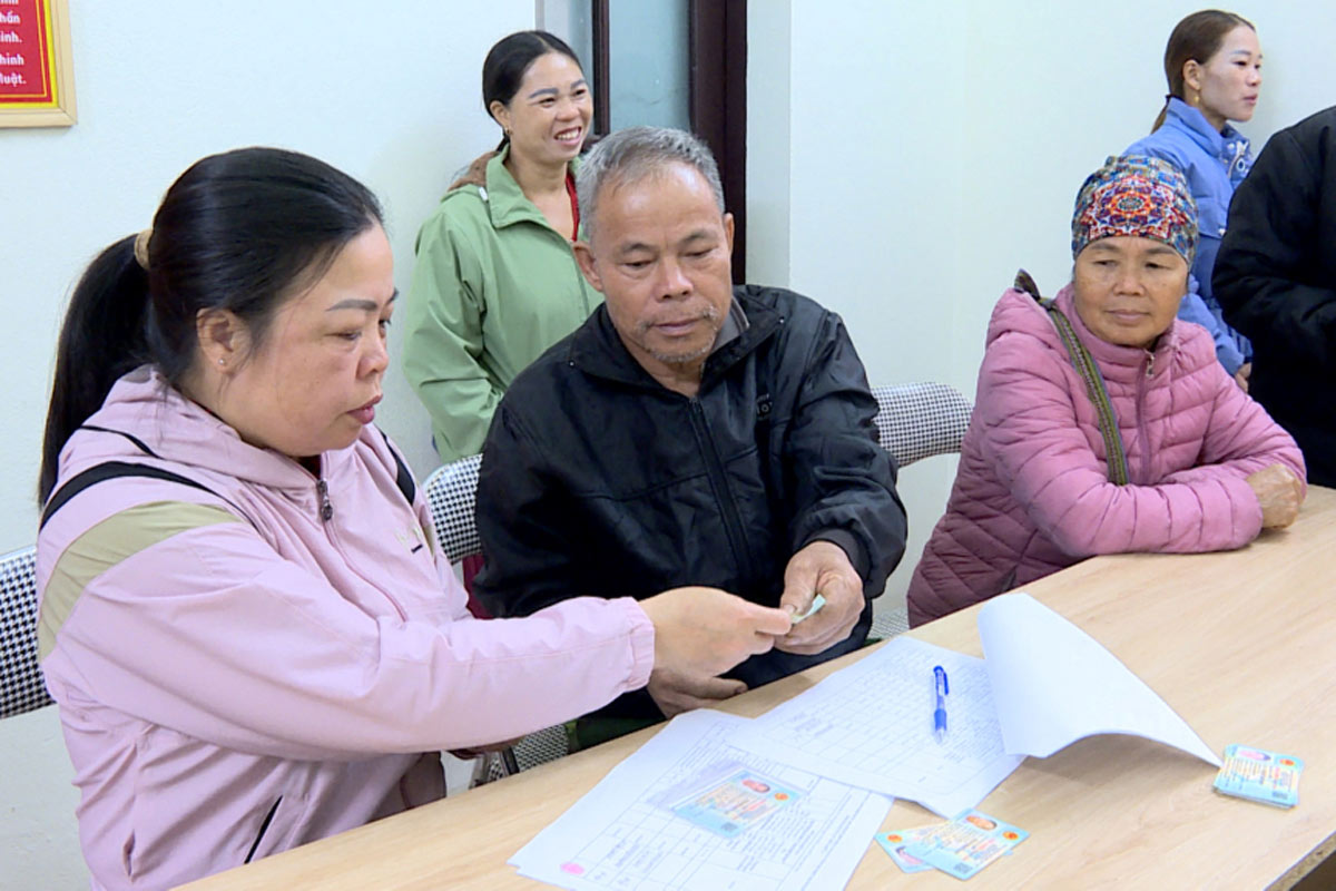 Cac ho dan o huyen Binh Lieu nhan ho tro thiet hai rung sau bao de khoi phuc san xuat. Anh: Hai Ha