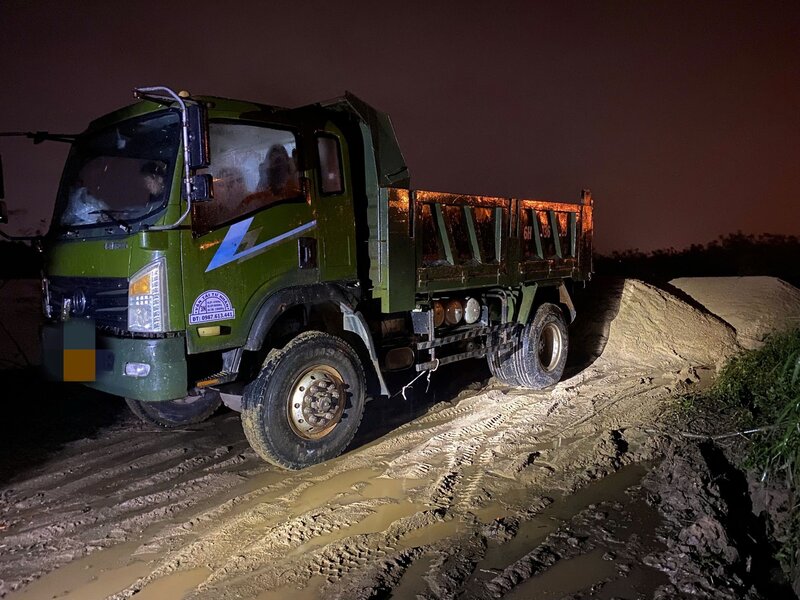 Xe tải chở cát trái phép bị Công an xã Tịnh An phát hiện tại bãi sông Trà Khúc. Ảnh: Công an TP Quảng Ngãi