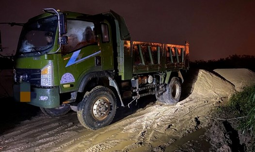 Xe tải chở cát trái phép bị Công an xã Tịnh An phát hiện tại bãi sông Trà Khúc. Ảnh: Công an TP Quảng Ngãi