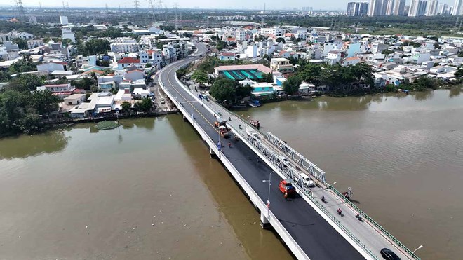 The new Phuoc Long Bridge, connecting District 7 with Nha Be District, will contribute to meeting traffic and transportation needs, creating a connection direction for the southern area of ​​Ho Chi Minh City. Photo: Anh Quynh
