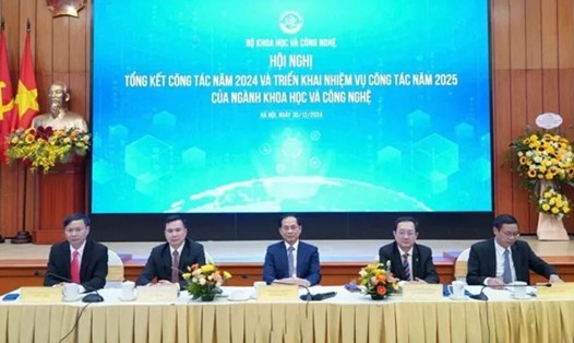 Phó Thủ tướng Chính phủ Bùi Thanh Sơn cùng lãnh đạo Bộ Khoa học Công nghệ chủ trì và điều hành Hội nghị. Ảnh:  Ngũ Hiệp