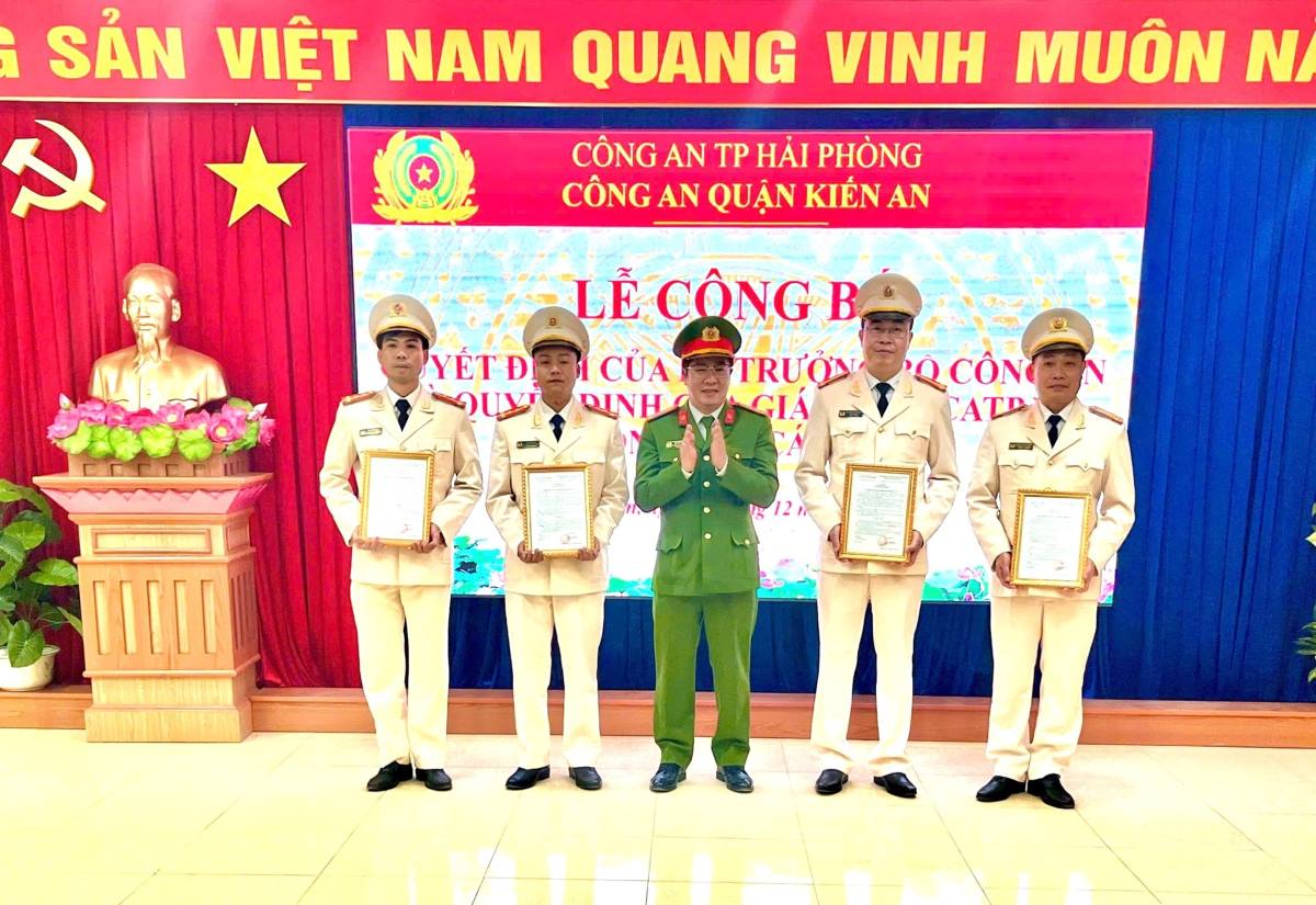 Thượng tá Bùi Văn Minh, Trưởng Công an quận Kiến An trao quyết định cho các cán bộ được bố trí, điều động. Ảnh: Công an Hải Phòng