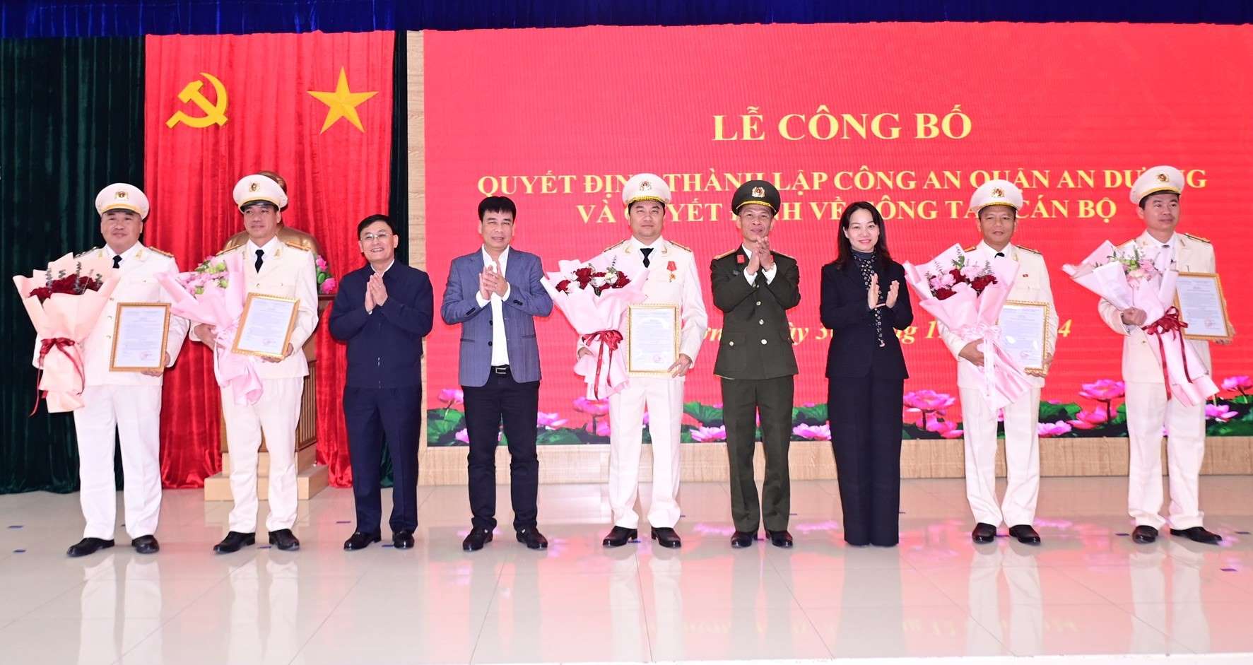 An Duong District Police received the decision to establish An Duong District Police from January 1, 2025. Photo: Hai Phong City Police