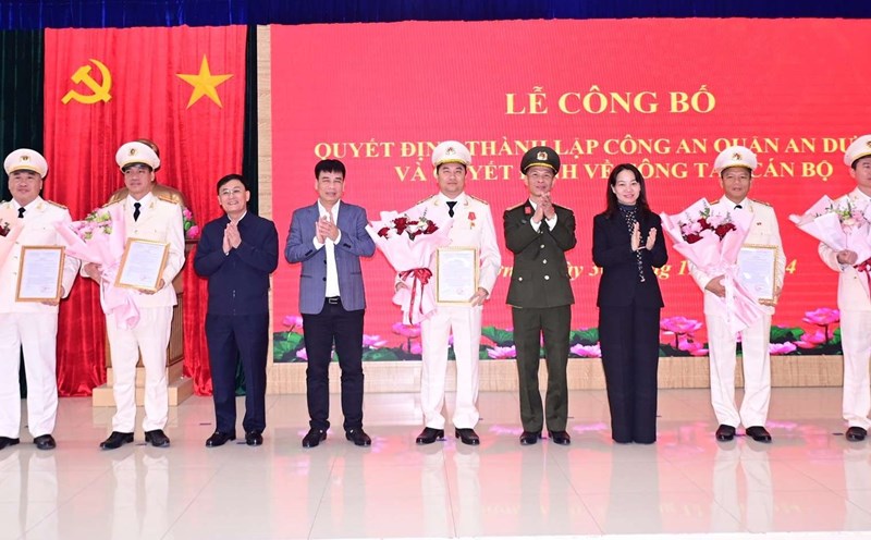 An Duong District Police received the decision to establish An Duong District Police from January 1, 2025. Photo: Hai Phong City Police
