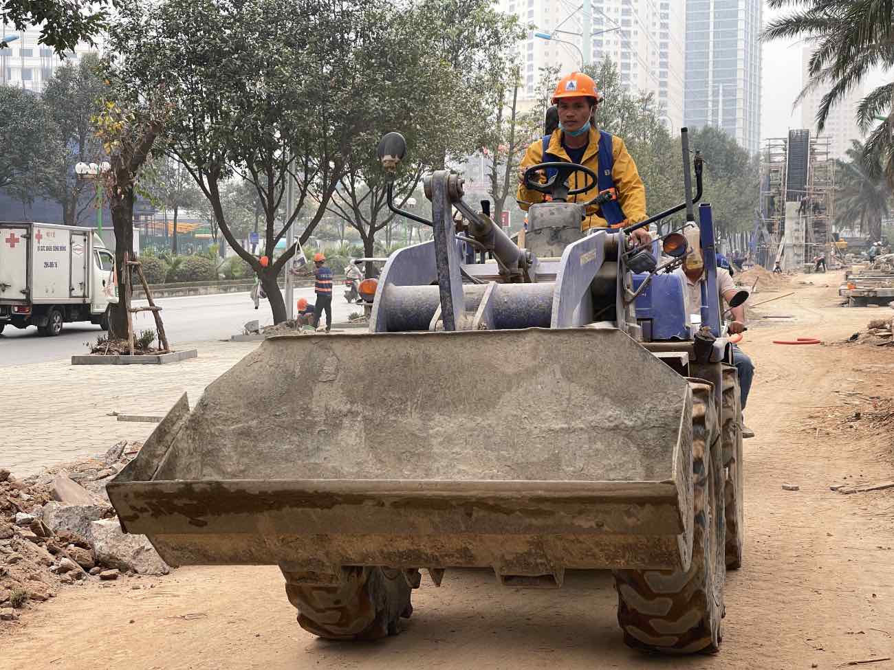 Công nhân thi công ngày đêm để hoàn thành dự án đúng tiến độ. Ảnh: Khánh An