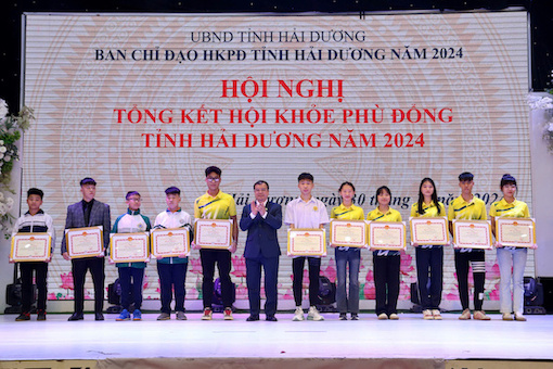Vice Chairman of the Provincial People's Committee Nguyen Minh Hung awarded a certificate of merit from the Provincial People's Committee to a student who won a gold medal at the National Phu Dong Sports Festival. Photo: Hai Duong Provincial Portal