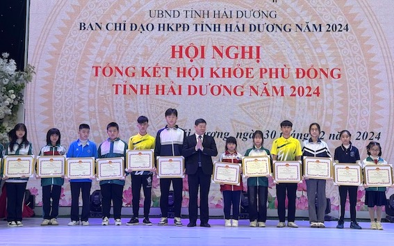 Giam doc So Giao duc va Dao tao tinh Hai Duong trao bang khen cua UBND tinh cho cac hoc sinh doat huy chuong bac tai Hoi khoe Phu Dong toan quoc​. Anh: Cong TTDT tinh Hai Duong