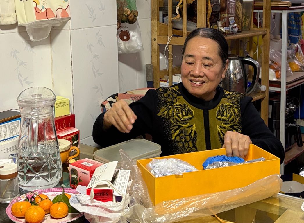 With a pension of more than 5 million VND/month, Ms. Nam has to calculate to have enough for living expenses and medicine. Photo: Thuy Hanh