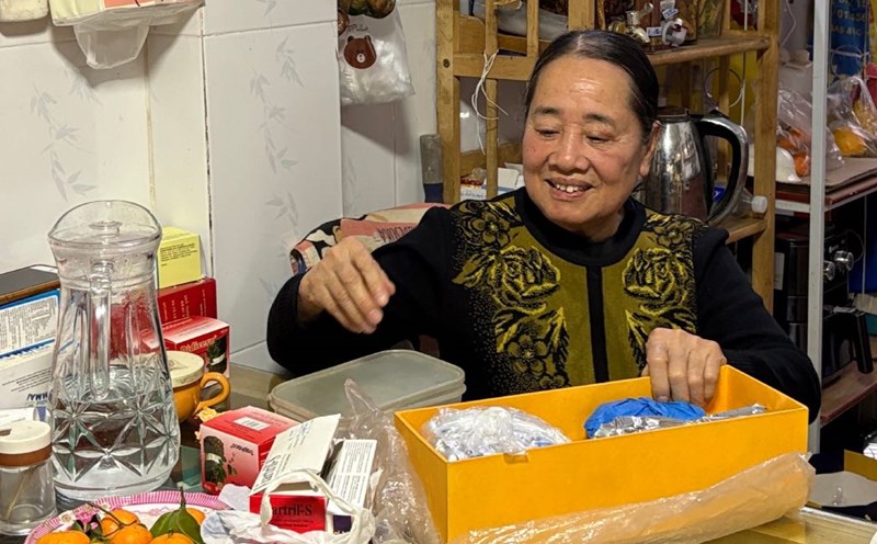 With a pension of more than 5 million VND/month, Ms. Nam has to calculate to have enough for living expenses and medicine. Photo: Thuy Hanh