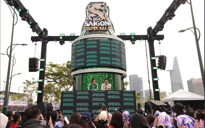 Audience interacts with Anh Tai Thanh Duy at the Saigon Special Beer experience area. Photo: SAB