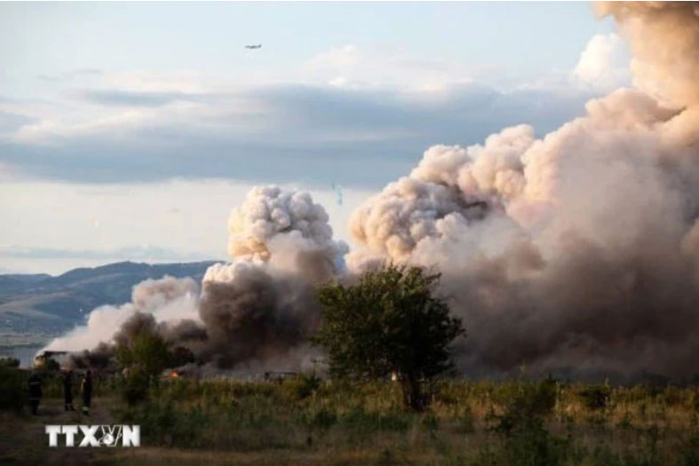 An explosion occurred at the Maruyama Painting Industry factory in Tonoshima, Kadoma City, Osaka Prefecture at around 4 p.m. on December 28 (local time), causing three workers to suffer severe burns, including two Vietnamese interns.