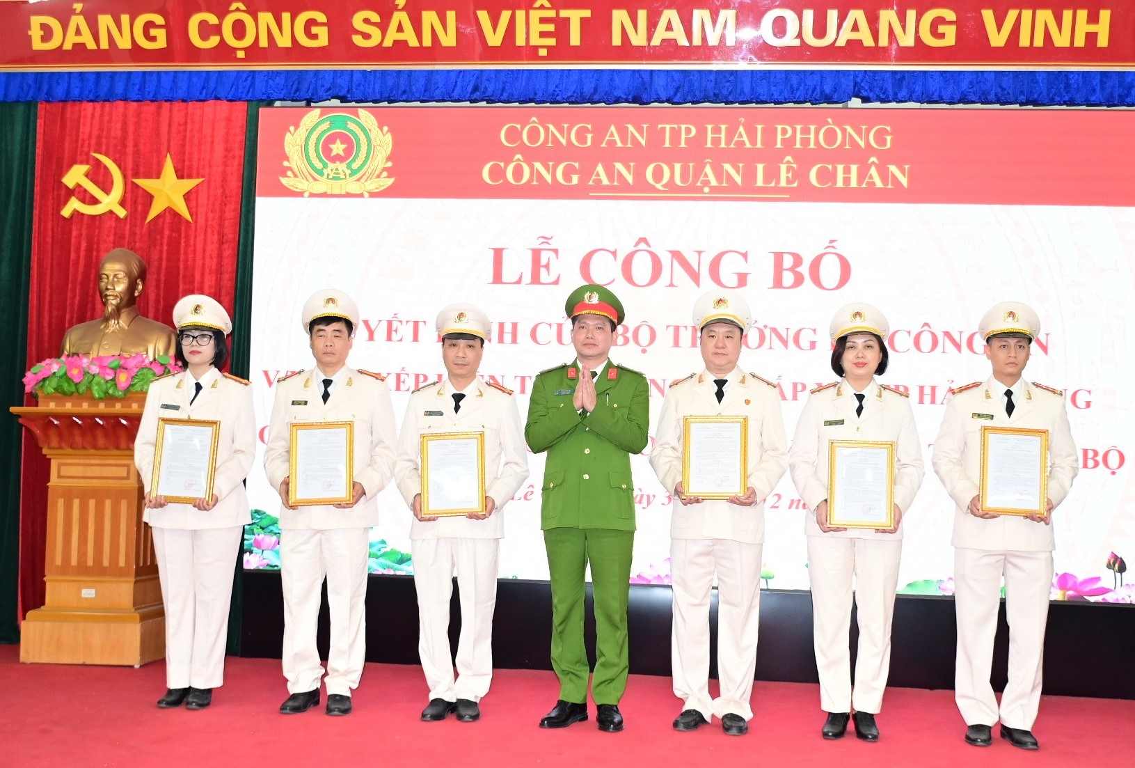 Le Chan District Police announced the Decision of the Minister of Public Security on the reorganization of the Commune-level Police. Photo: Hai Phong City Police