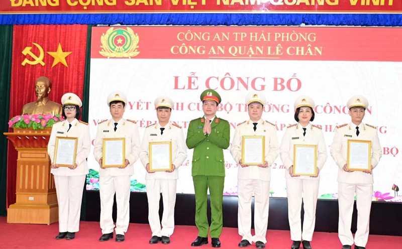 Le Chan District Police announced the Decision of the Minister of Public Security on the reorganization of the Commune-level Police. Photo: Hai Phong City Police