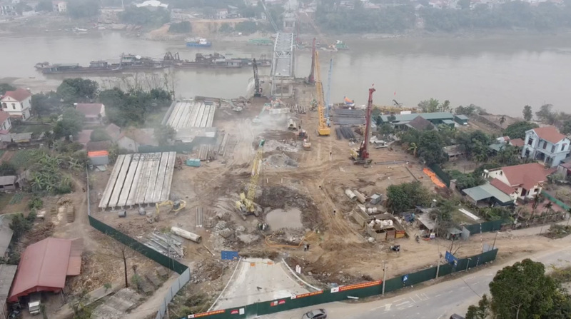 Phong Chau Bridge construction site. Photo: To Cong