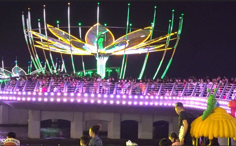 People flock to Ninh Kieu to enjoy the feast of light.