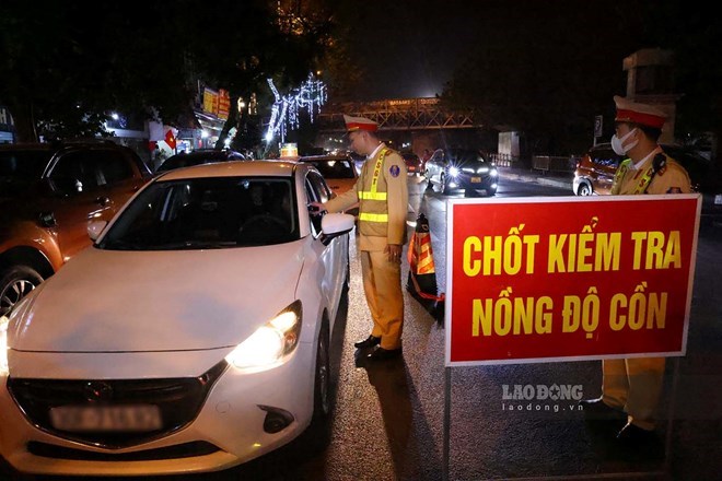 Hà Nội xử lý nghiêm vi phạm an toàn giao thông dịp Tết. Ảnh: Tô Thế