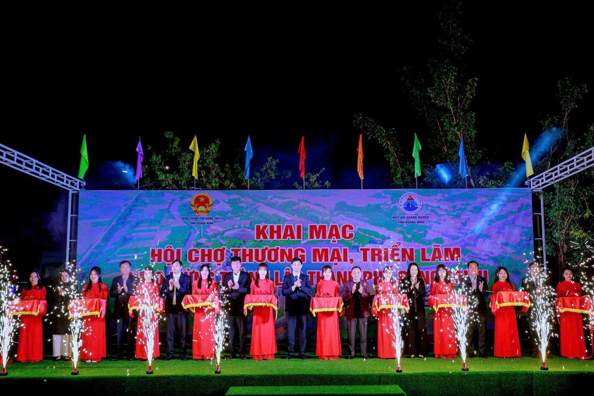 Cac dai bieu thuc hien nghi thuc cat bang khai truong mo hinh kinh te dem tai Quang Ninh Gate (TP Dong Trieu). Anh: Cong TTDT Quang Ninh