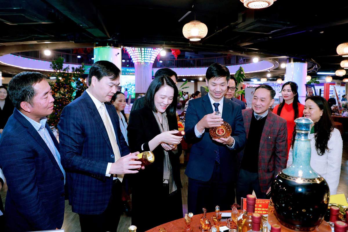 Delegates visit booths at the Fair. Photo: Dong Trieu Portal