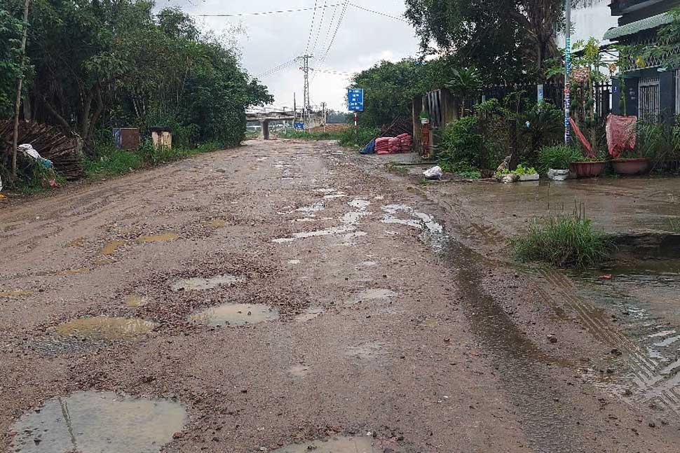 Doan duong qua xa Nhon Loc (thi xa An Nhon) hu hong nang do anh huong thi cong cao toc Bac - Nam. Anh: Hoai Luan