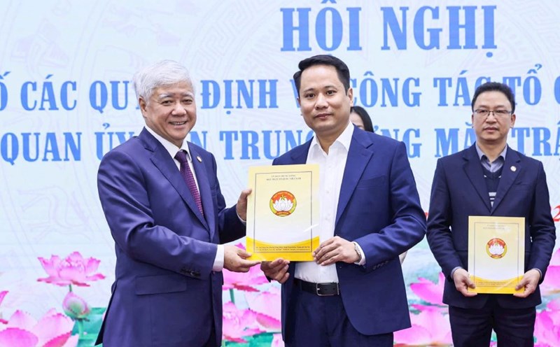Chairman of the Central Committee of the Vietnam Fatherland Front Do Van Chien presented the Decision to Mr. Truong Thanh Trung - Editor-in-Chief of Dai Doan Ket Newspaper. Photo: Quang Vinh
