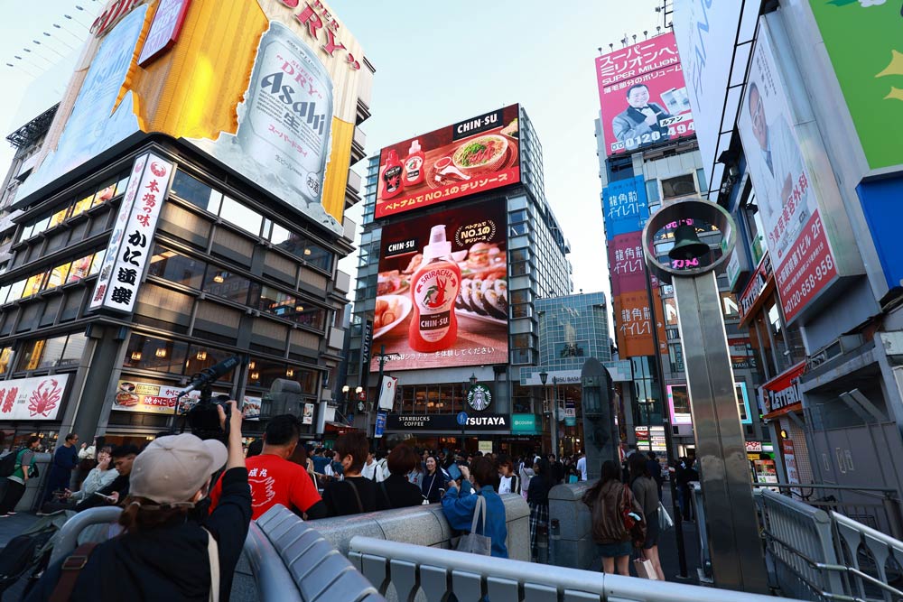 Tuong ot Chin-su xuat hien hoanh trang tai khu pho am thuc soi dong Dotonbori, Osaka. Anh: H. Van
