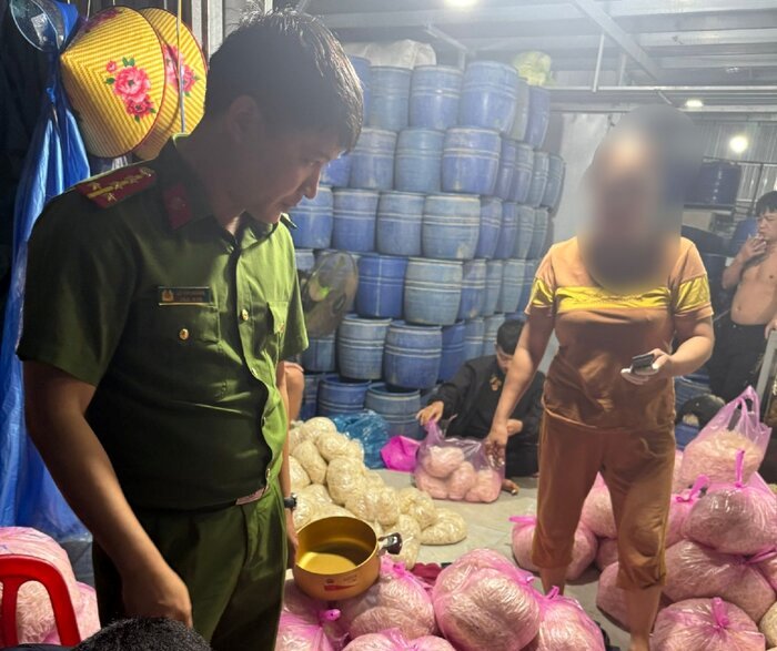 Quang Ngai City Police discovered that a bean sprout production facility owned by Ms. D.T.T. used the chemical 6-Benzylaminopurine to mix into the water used to soak the bean sprouts. Photo: Quang Ngai City Police.