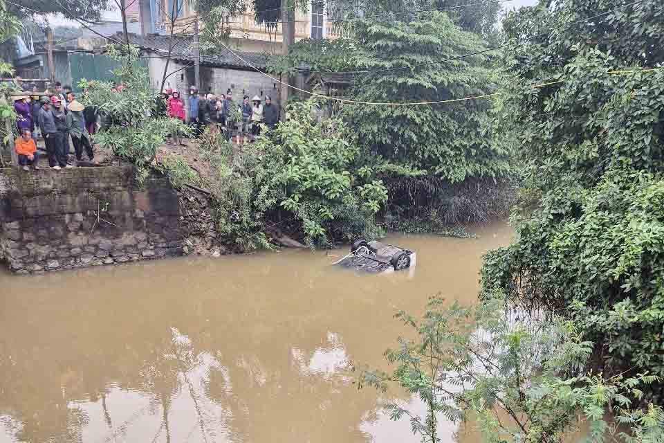 The scene of the accident where a car plunged into a canal, killing two people. Photo: Binh Tuan.