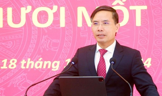 Ông Phạm Đức Ấn - Phó Bí thư Tỉnh ủy, Chủ tịch UBND tỉnh Quảng Ninh - chuyển sinh hoạt từ Đoàn đại biểu Quốc hội TP Hà Nội đến Đoàn Đại biểu Quốc hội tỉnh Quảng Ninh. Ảnh: Nguyễn Thanh