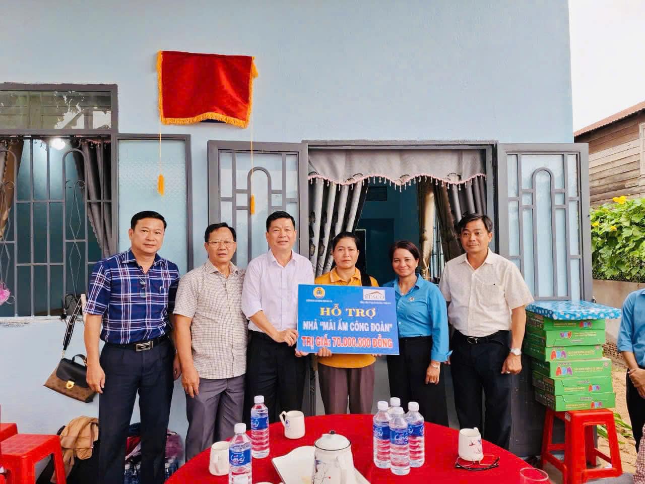 Gia Lai Trade Union presents "Trade Union Shelter" to union members and workers in difficult circumstances. Photo: Thanh Tuan