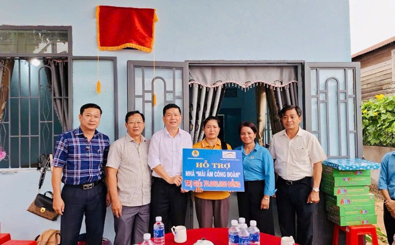 Gia Lai Trade Union presents "Trade Union Shelter" to union members and workers in difficult circumstances. Photo: Thanh Tuan