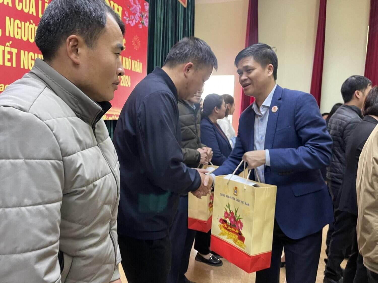 Mr. Ngo Duy Hieu - Vice President of the Vietnam General Confederation of Labor, President of the Vietnam Civil Servants' Trade Union presented gifts to union members and workers on the occasion of Tet 2024. Photo: Tien Dung.