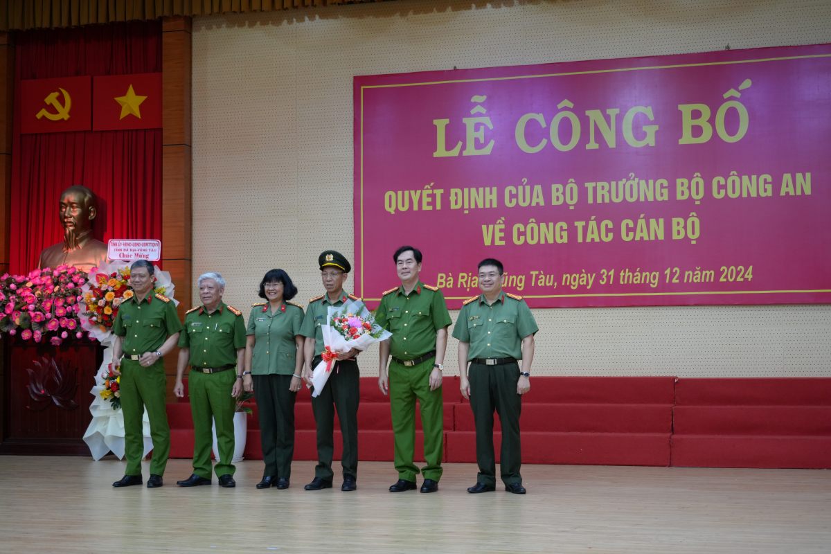 Tap the lanh dao Cong an tinh chuc mung dai ta Bui Van Thao hoan thanh tot nhiem vu trong qua trinh cong tac. Anh: Thanh An