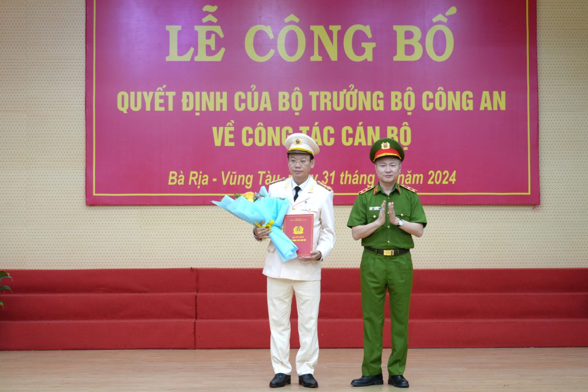 Lieutenant General Nguyen Ngoc Lam - Deputy Minister of Public Security - presented the decision to Colonel Vu Nhu Ha. Photo: Thanh An