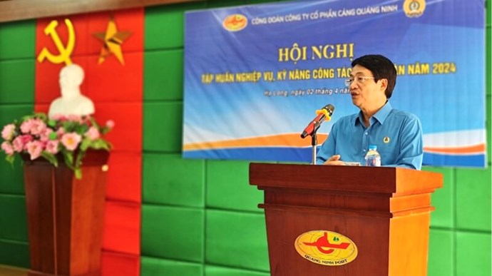 Chairman of the Vietnam National Shipping Lines Trade Union Le Phan Linh conveys legal policies to union officials and workers. Photo: Linh Chu