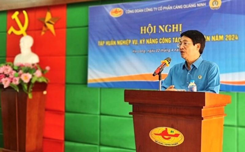 Chairman of the Vietnam National Shipping Lines Trade Union Le Phan Linh conveys legal policies to union officials and workers. Photo: Linh Chu
