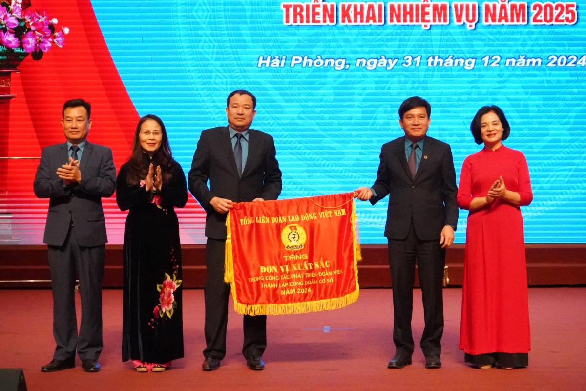 The Hai Phong City Labor Federation received the emulation flag from the Vietnam General Confederation of Labor for its outstanding achievements in developing union members. Photo: Mai Dung