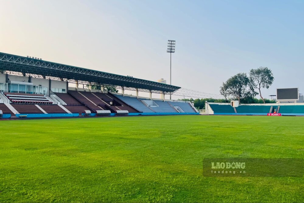 The grass of Viet Tri Stadium before the start of ASEAN Cup 2024 was well taken care of, ensuring the requirements for organizing matches. Photo: To Cong