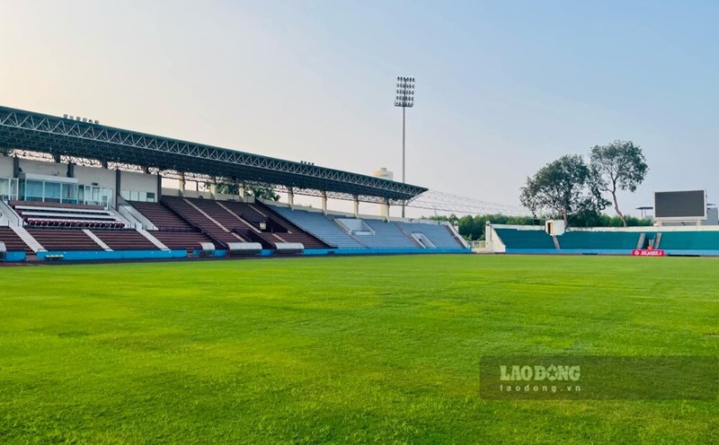 The grass of Viet Tri Stadium before the start of ASEAN Cup 2024 was well taken care of, ensuring the requirements for organizing matches. Photo: To Cong