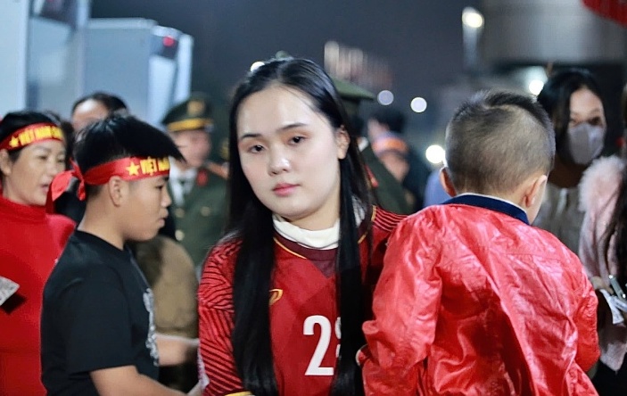 Quynh Anh - Duy Manh's wife had an incident at the ticket gate during the ASEAN Cup semi-final. Photo: Xuan Trang