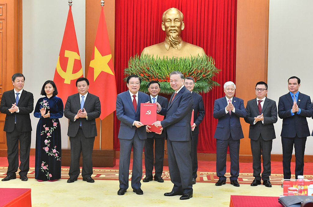 General Secretary To Lam presented the Politburo's Decision on the functions, tasks, and organizational structure of the Central Internal Affairs Commission to Mr. Phan Dinh Trac - Politburo member, Secretary of the Party Central Committee, Head of the Central Internal Affairs Commission. Photo: Dang Phuoc